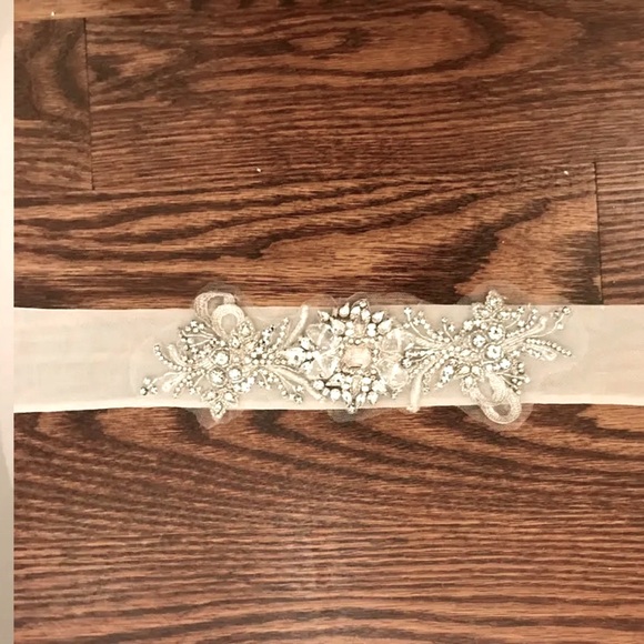 Vera Wang Lace Strapless Wedding Gown - Picture 7 of 7